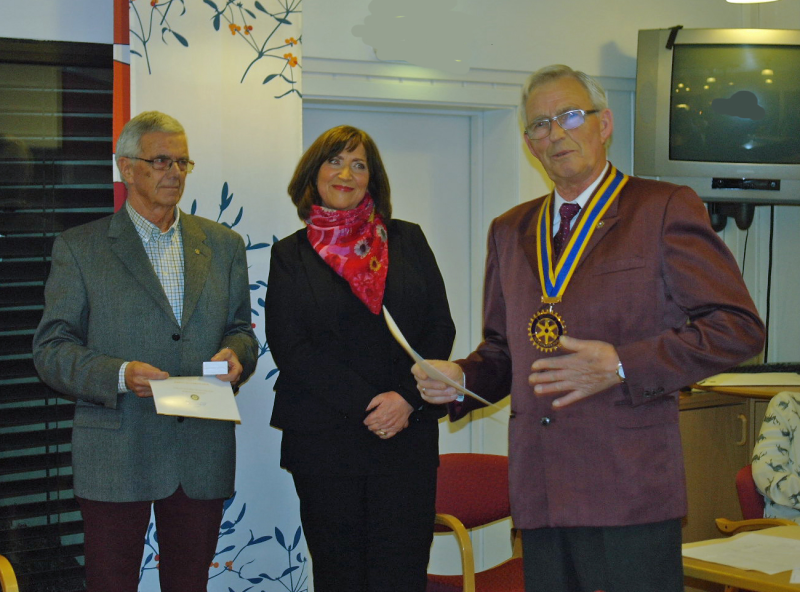 Frøydis Liv Viddal tildelt Paul Harris og Kåre Karlsen fikk diplom som årets Rotarianer.